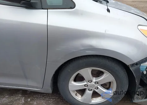 2011 Toyota Sienna Le V6 z USA, uszkodzony, nr VIN 5TDKK3DC7BS103747